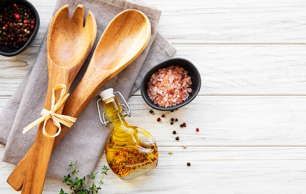 Ustensiles de cuisine couverts en bois