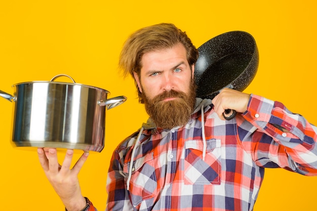 Ustensiles de cuisine cuisine cuisine publicité homme barbu avec casserole et poêle homme chef avec