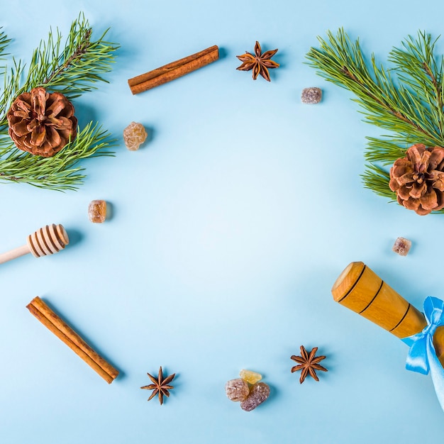 Ustensiles de cuisine et décorations sur fond bleu