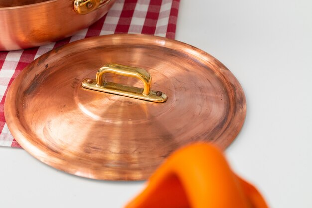 Ustensiles de cuisine sur un dessus de table de cuisine à domicile moderne