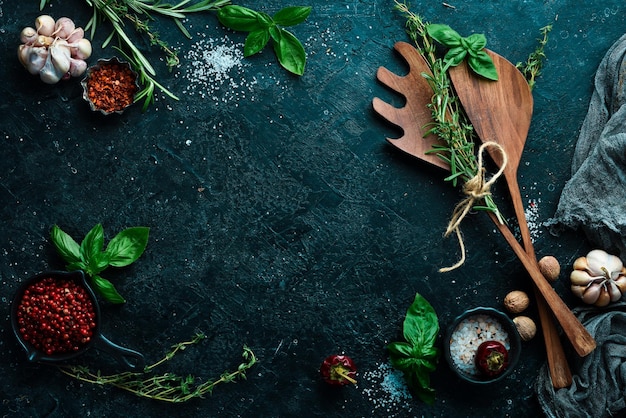 Ustensiles de cuisine épices et herbes sur fond de pierre Concept de cuisine Vue de dessus Espace libre pour votre texte