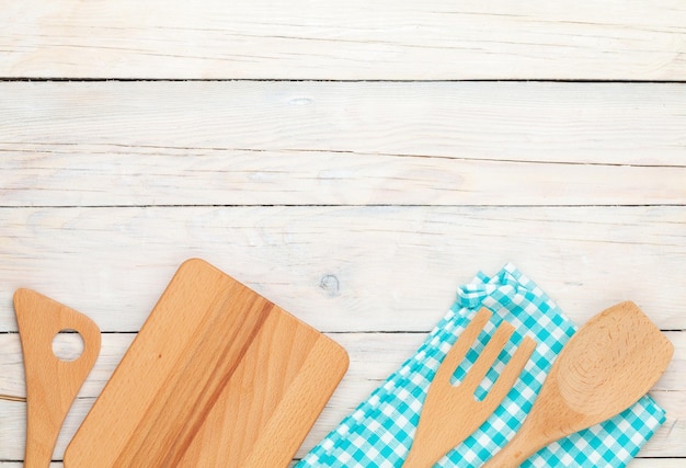 Ustensiles de cuisine sur fond de table en bois blanc