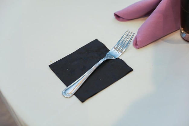 Ustensiles de cuisine fourchette cuillère couteaux pinces et cuillère représentant l'art culinaire et la restauration
