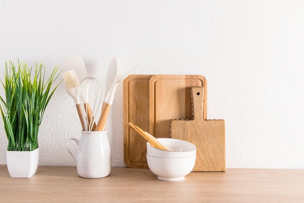 Ustensiles de cuisine planches en bois pour couper les produits floraux d'intérieur sur un fond intérieur de comptoir en bois de la cuisine zéro déchet