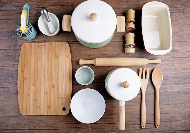 Ustensiles de cuisine pour cours de cuisine sur fond de bois