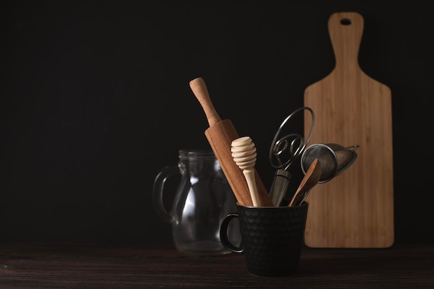 Des ustensiles de cuisine pour pétrir la pâte sont sur la table