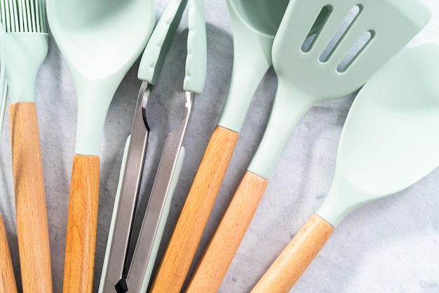 Ustensiles de cuisine en silicone avec manche en bois