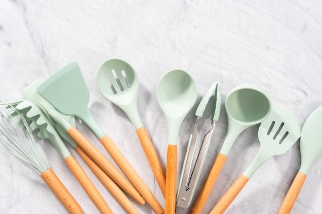 Ustensiles de cuisine en silicone à plat avec manche en bois