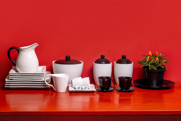 Ustensiles de cuisine sur une table en bois rouge fond rouge