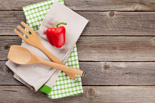 Ustensiles de cuisine sur table en bois