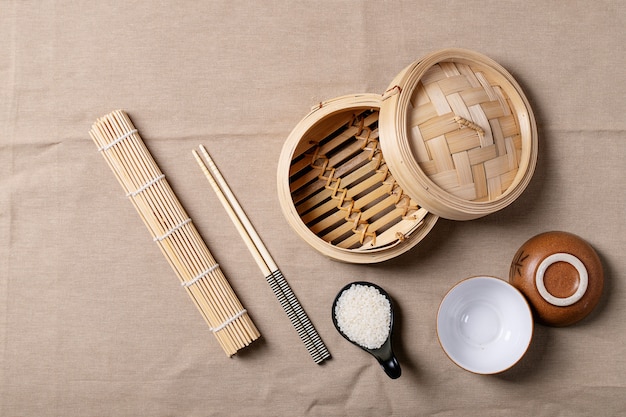 Ustensiles de cuisine traditionnels asiatiques