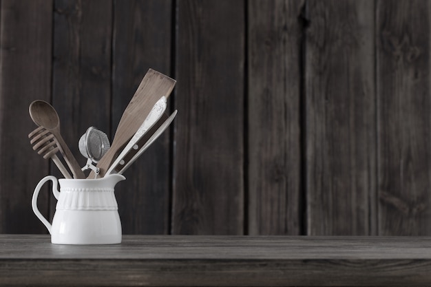 Ustensiles De Cuisine Sur Le Vieux Mur En Bois