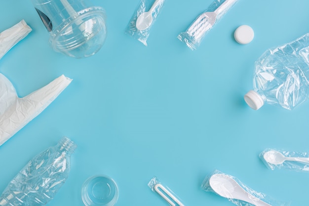 Ustensiles en plastique. Concept d'utilisation du plastique de recyclage. Problème écologique, pollution de l'environnement, vue de dessus, mise à plat avec espace copie