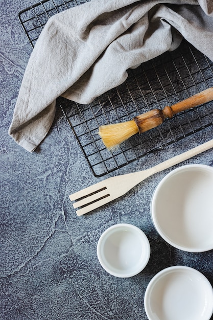 Ustensiles pour préparer un gâteau sur une surface bleue. Vue de dessus. Copiez l'espace.