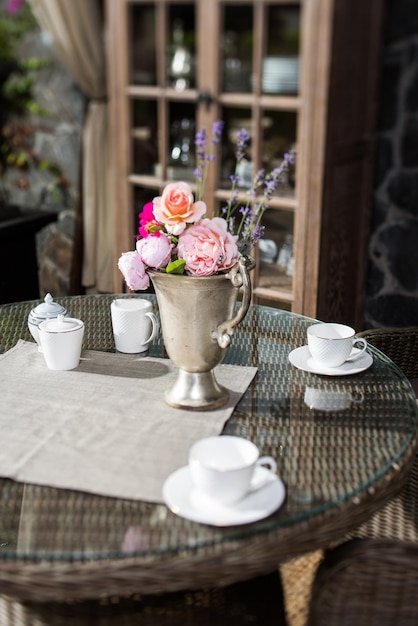 Photo ustensiles en verre et en porcelaine sur la table à manger meubles de plein air