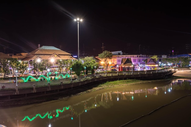 Uthai Thani, Thaïlande - 30 décembre 2018 : Ancien bâtiment et waiking street à Uthai Thani, Thaïlande la nuit