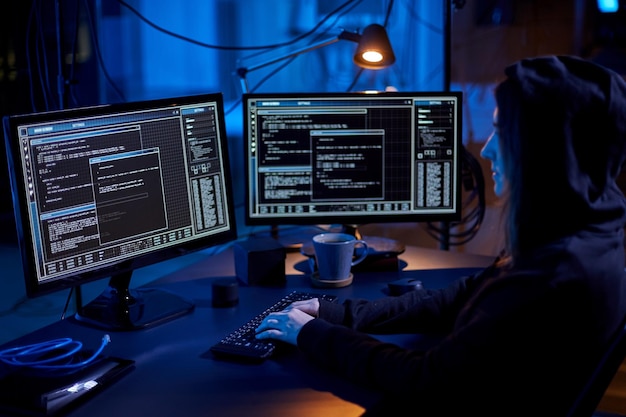 utilisant un virus informatique pour une attaque informatique