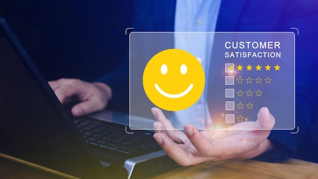 L'utilisateur donne une note à l'expérience de service sur l'application en ligne Concept d'enquête de satisfaction des commentaires des clients Le client peut évaluer la qualité du service menant au classement de la réputation de l'entreprise