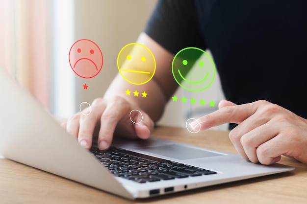 L'utilisateur évalue l'expérience de service sur l'application en ligne. L'avis du client sur le concept de l'enquête de rétroaction sur la satisfaction du client. Le client peut évaluer la qualité du service, ce qui conduit au classement de la réputation de l'entreprise.