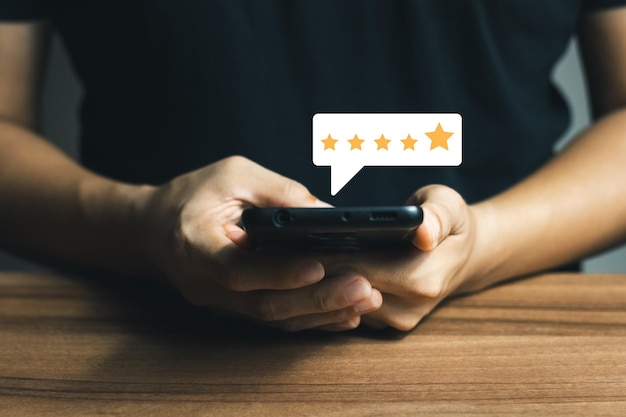 L'utilisateur évalue l'expérience de service sur l'application en ligne. L'avis du client sur le concept de l'enquête de rétroaction sur la satisfaction du client. Le client peut évaluer la qualité du service, ce qui conduit au classement de la réputation de l'entreprise.