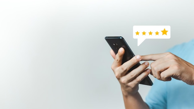 L'utilisateur évalue l'expérience de service sur l'application en ligne. L'avis du client sur le concept de l'enquête de rétroaction sur la satisfaction du client. Le client peut évaluer la qualité du service, ce qui conduit au classement de la réputation de l'entreprise.