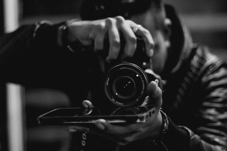 Photo utilisateur haut de gamme de caméra opérateur de caméra photographiant le photographe