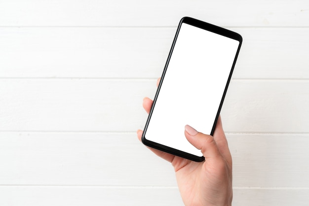 Utilisateur tenant un smartphone avec écran blanc