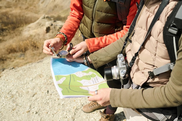 Utilisation d'une boussole et d'une carte papier