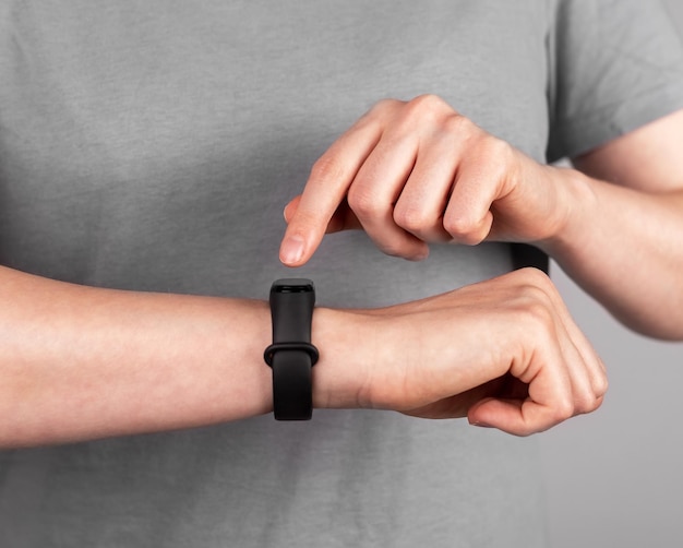 Utilisation d'un bracelet de montre de fitness intelligent noir à portée de main