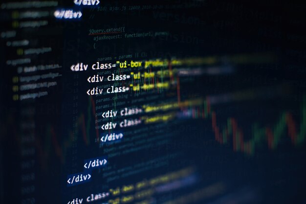Utilisation de CSS, JavaScript et HTML. Surveiller le gros plan du code source de la fonction. Contexte abstrait de la technologie informatique. Code source du logiciel.