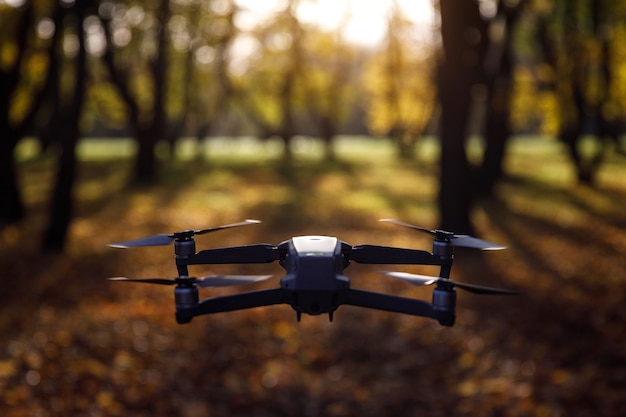 Utilisation d'un drone en automne. Voler dans le parc