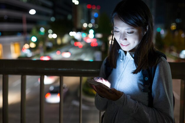 Utilisation du téléphone portable par une femme la nuit