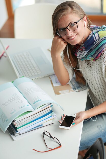 Utilisation du téléphone portable par une femme à l'université