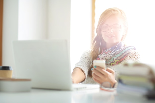 Utilisation du téléphone portable par une femme à l'université