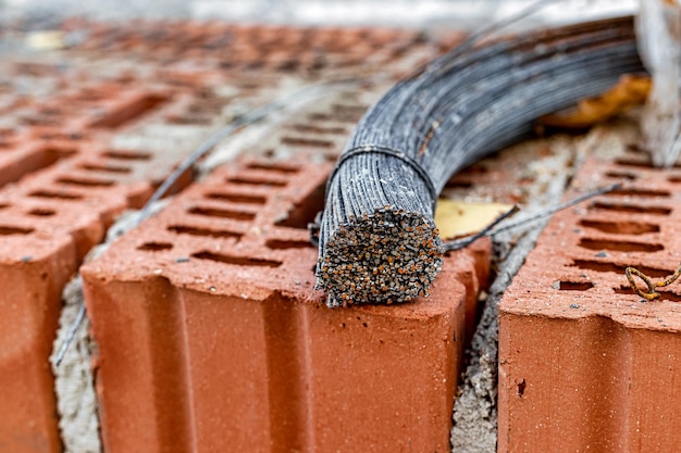 Utilisation de fil à tricoter pour le renforcement dans la construction d'une maison Le fil à tricoter préparé se trouve sur la maçonnerie Bond Armature Libre