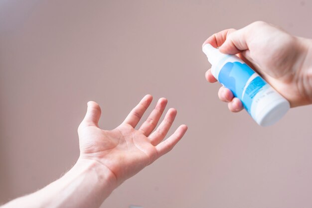 L'utilisation d'un flacon pulvérisateur antibactérien pour se laver les mains, protection contre les désinfectants pour les soins de santé