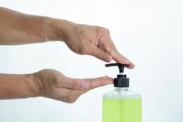 Photo utilisation de gel d'alcool citron vert lavage propre désinfectant pour les mains anti virus bactéries sale peau soins maladie contagieuse covid-19