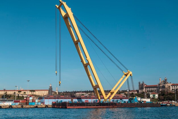 Utilisation de grue à plate-forme de grande taille dans un port maritime