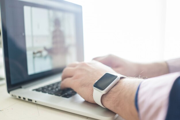 Utilisation de la montre intelligente au bureau pour le travail