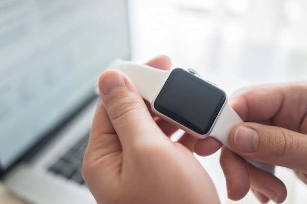 Utilisation de la montre intelligente au bureau pour le travail