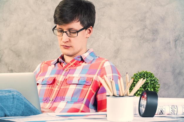 Utilisation d'un ordinateur portable à côté du bureau