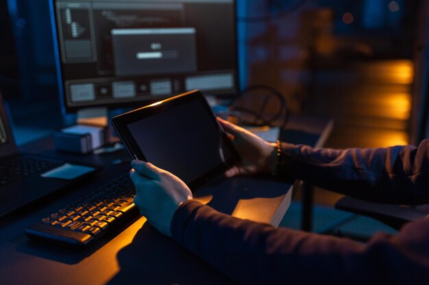 l'utilisation d'un ordinateur tablette pour une attaque informatique