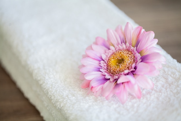 Utilisation de serviettes en coton blanc dans la salle de bain du spa, concept de serviette