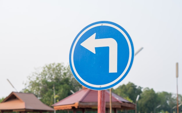 Utilisation de symbole bleu de signe de la circulation pour la pratique d&#39;entraînement de voiture