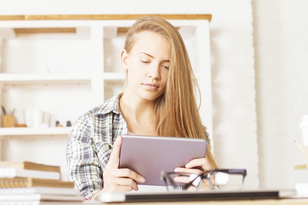 Utilisation d'une tablette au bureau