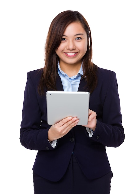 Utilisation de la tablette PC par une femme d'affaires