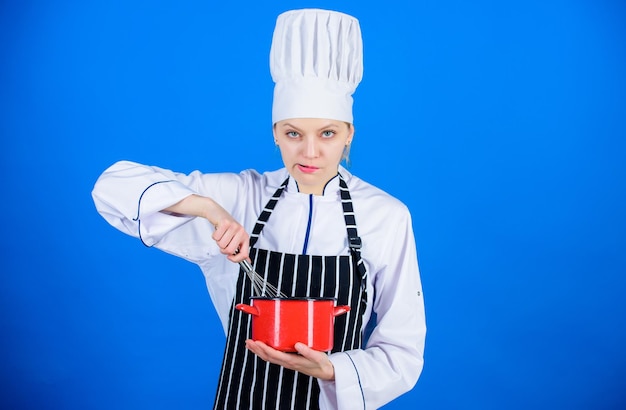 Utiliser un fouet à main Concept d'ustensiles de cuisine Meilleures techniques de fouettage Femme chef tenir le fouet et le pot Fouetter comme un professionnel Fille fouetter des œufs ou de la crème Commencez lentement à fouetter ou à battre la crème