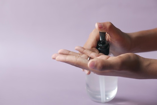 Utiliser un liquide désinfectant pour prévenir le virus corona