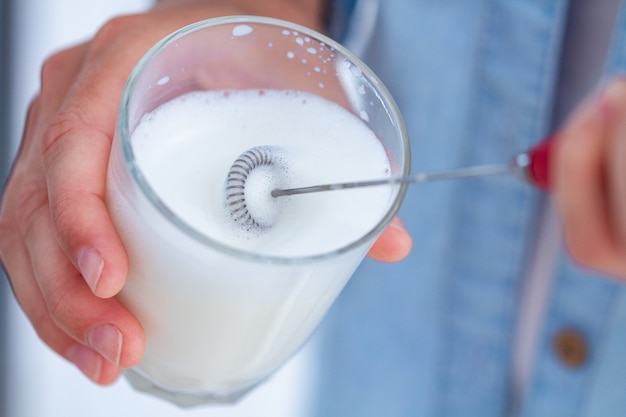 Utiliser un mousseur à lait pour préparer du café aromatique à la maison