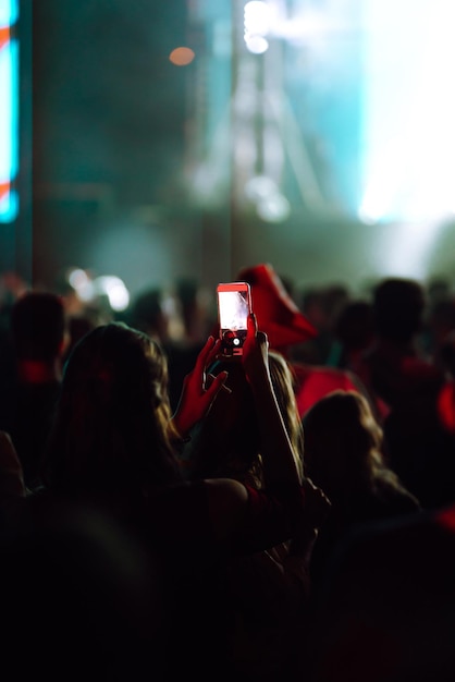 Utilisez des concerts amusants d'enregistrement mobile avancés et un bel éclairageProfitez de l'utilisation de la photographie mobile